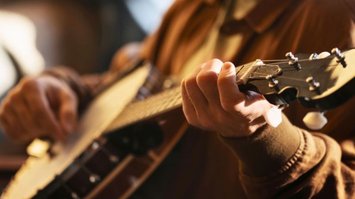 Ilustrasi simbol hak cipta di samping notasi musik, merepresentasikan perlindungan kekayaan intelektual bagi pencipta lagu.