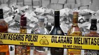 Petugas Polda Banten saat menyita ribuan botol minuman keras ilegal dalam Operasi Pekat di wilayah Banten.