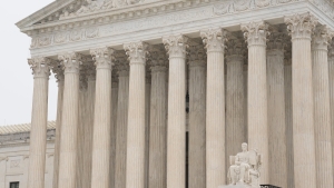 Gedung Mahkamah Agung AS, simbol independensi peradilan yang mengawasi kekuasaan eksekutif dan legislatif dalam memastikan kepatuhan terhadap Konstitusi.