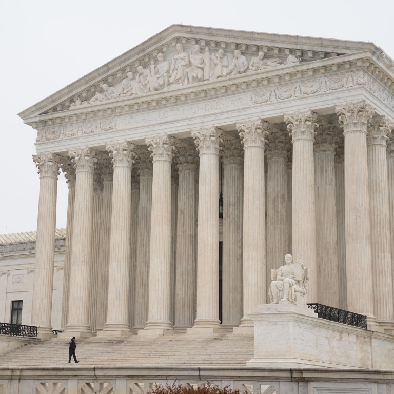 Gedung Mahkamah Agung AS, simbol independensi peradilan yang mengawasi kekuasaan eksekutif dan legislatif dalam memastikan kepatuhan terhadap Konstitusi.