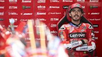 Francesco Bagnaia saat beraksi di lintasan MotoGP, pembalap Ducati Lenovo Team yang masa depannya menjadi sorotan.