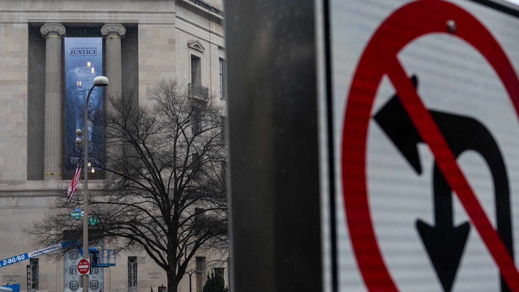 Hakim federal di Amerika Serikat menunjukkan kemarahan atas dugaan pelanggaran berulang perintah pengadilan oleh administrasi Trump dalam kasus-kasus imigrasi.