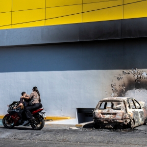 Petugas penegak hukum menghadapi konsekuensi berat dari kekerasan kartel narkoba yang terus meningkat di wilayah perbatasan dan jalur distribusi.