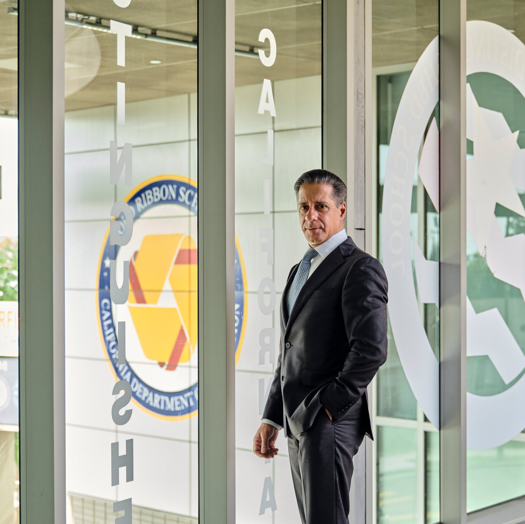 Gedung Pusat Administrasi Los Angeles Unified School District (LAUSD), lokasi di mana rapat darurat dewan sekolah digelar menyusul penggerebekan FBI.