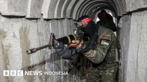 Prajurit Kontingen Garuda melaksanakan tugas patroli dalam misi perdamaian di Lebanon, menunjukkan komitmen Indonesia pada stabilitas global.