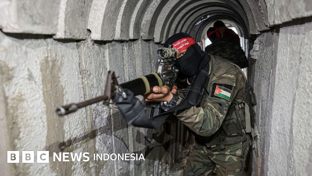 Prajurit Kontingen Garuda melaksanakan tugas patroli dalam misi perdamaian di Lebanon, menunjukkan komitmen Indonesia pada stabilitas global.