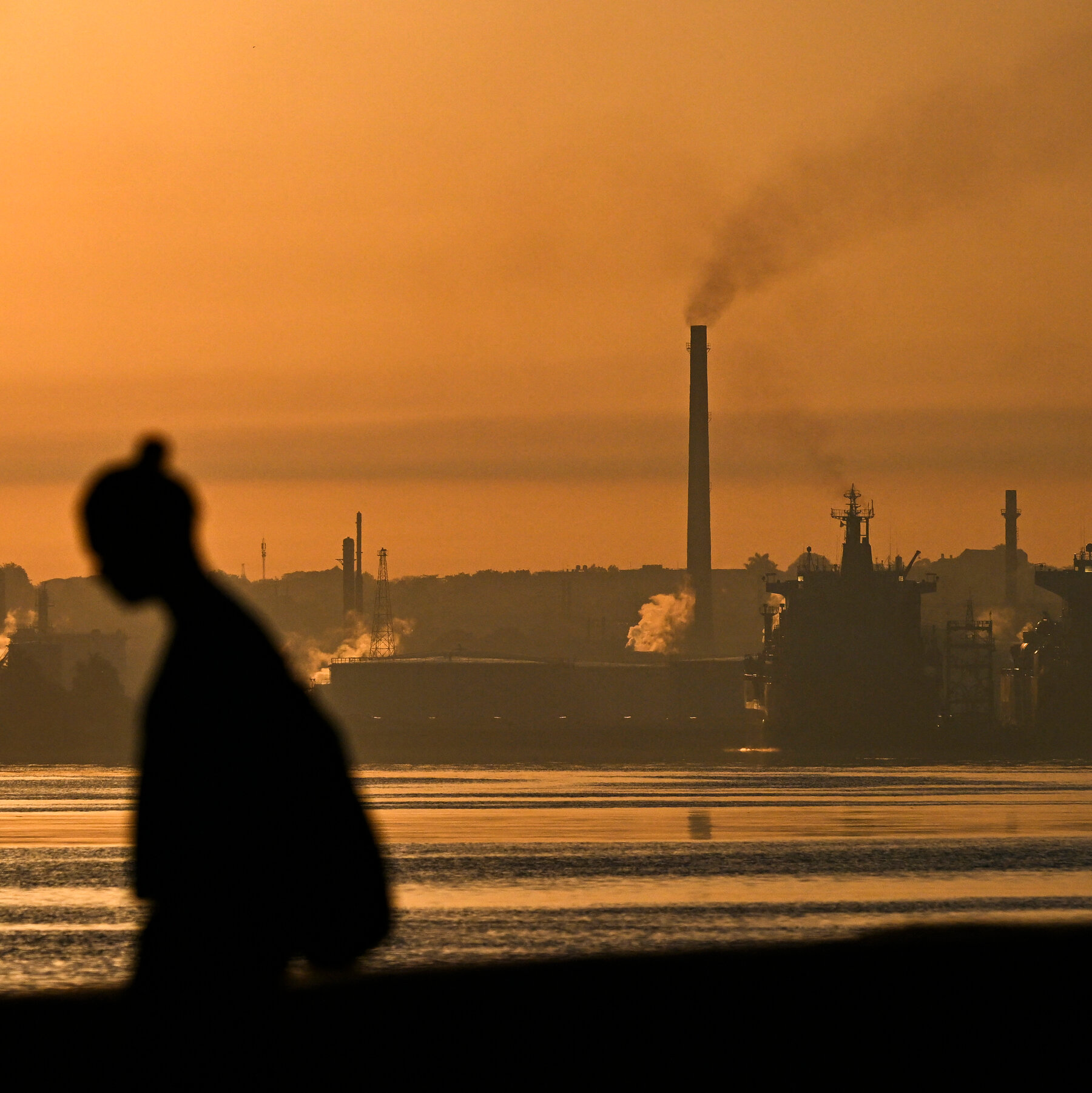 Kapal tanker minyak berbendera asing berlabuh di pelabuhan Havana, Kuba, di tengah krisis energi. (Ilustrasi)