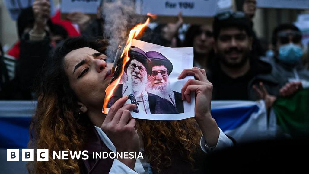 Warga Iran berjalan di tengah keramaian kota, merefleksikan kompleksitas hidup sehari-hari di bawah ketidakpastian geopolitik dan potensi perubahan besar di negara mereka.
