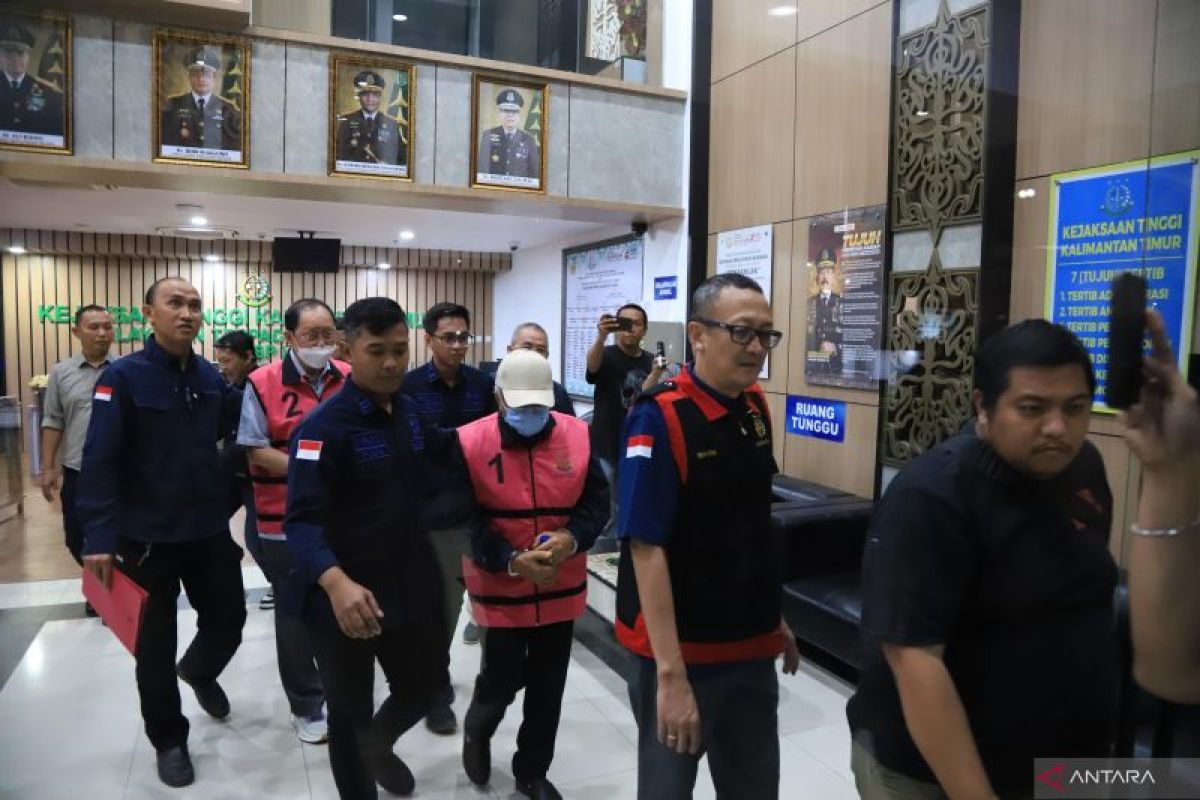 Tim Jaksa Penyidik Kejaksaan Tinggi Kalimantan Timur melakukan penahanan terhadap tersangka kasus korupsi lahan transmigrasi.