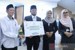 Ilustrasi kotak amal dan transaksi digital ZIS, menggambarkan kemudahan dan partisipasi masyarakat Kalimantan Timur dalam menunaikan Zakat, Infak, dan Sedekah.