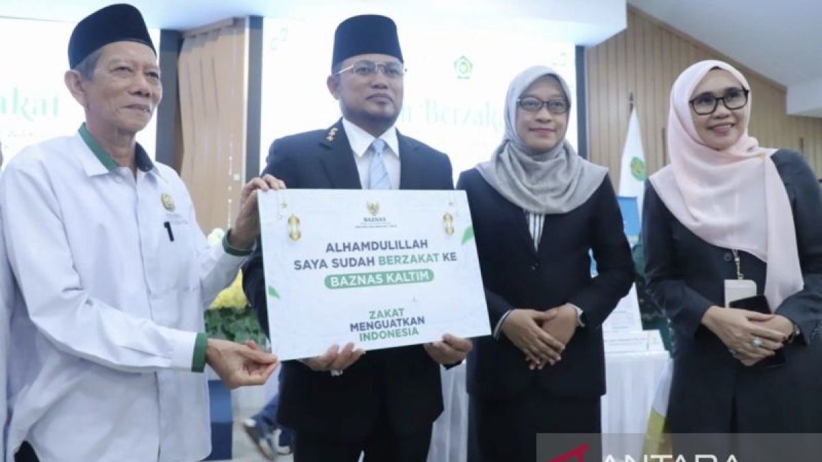 Ilustrasi kotak amal dan transaksi digital ZIS, menggambarkan kemudahan dan partisipasi masyarakat Kalimantan Timur dalam menunaikan Zakat, Infak, dan Sedekah.