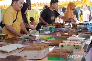 Suasana ramai Wisata Belanja Ramadan di Samarinda, memperlihatkan beragam produk UMKM lokal yang siap menarik perhatian warga dan wisatawan untuk berbelanja, sekaligus menggerakkan roda perekonomian daerah.