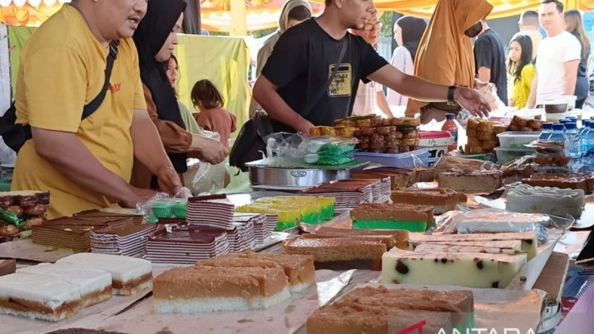 Suasana ramai Wisata Belanja Ramadan di Samarinda, memperlihatkan beragam produk UMKM lokal yang siap menarik perhatian warga dan wisatawan untuk berbelanja, sekaligus menggerakkan roda perekonomian daerah.