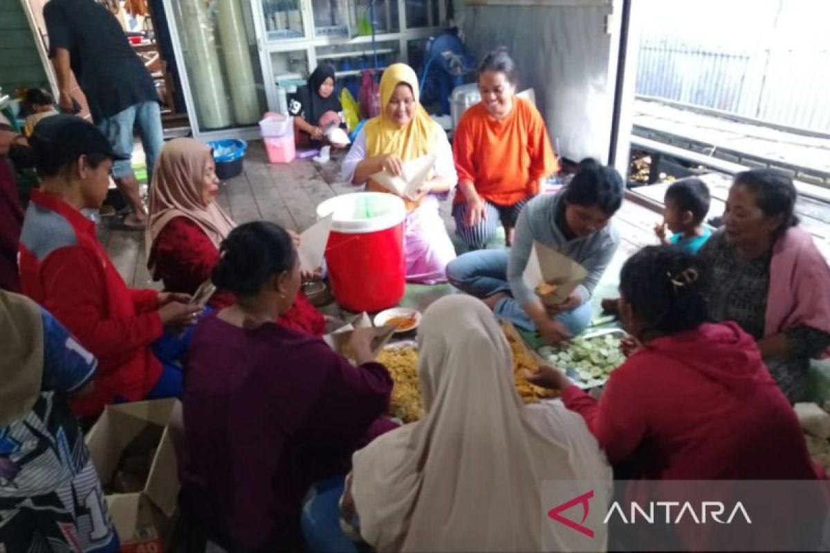 Petugas Dinas Sosial Provinsi Kalimantan Timur menyiapkan makanan di dapur umum untuk korban kebakaran hebat di Paser.