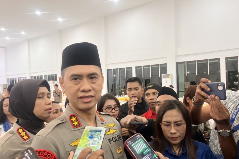 Kapolda Maluku atau perwakilan Polda Maluku memberikan keterangan pers terkait percepatan proses Pemberhentian Tidak Dengan Hormat (PTDH) terhadap anggota Brimob yang terlibat kasus penganiayaan anak.