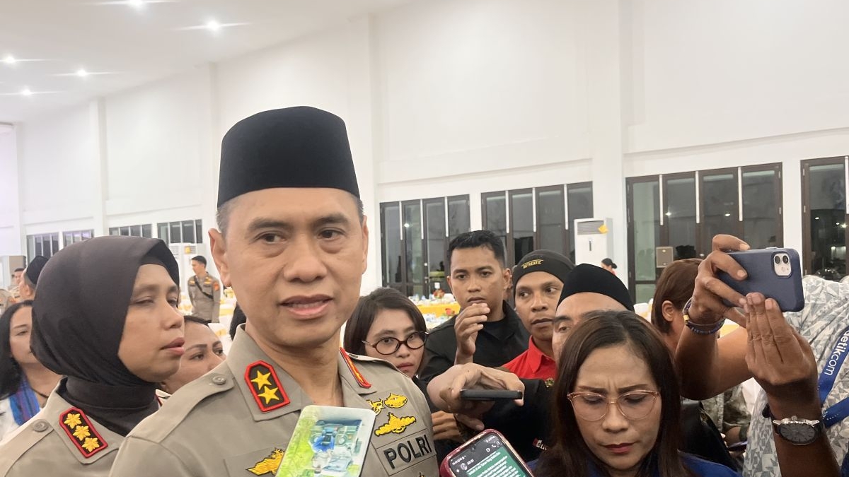 Kapolda Maluku atau perwakilan Polda Maluku memberikan keterangan pers terkait percepatan proses Pemberhentian Tidak Dengan Hormat (PTDH) terhadap anggota Brimob yang terlibat kasus penganiayaan anak.