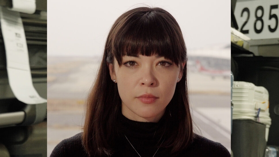 Petugas Bandara Internasional Kansai (KIX) menunjukkan ketelitian dalam penanganan bagasi, mencerminkan dedikasi dan filosofi layanan 'Omotenashi' khas Jepang.