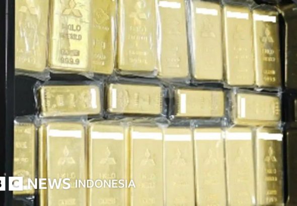 Tumpukan emas batangan senilai sekitar Rp60 miliar yang disumbangkan oleh donatur anonim untuk perbaikan pipa air di sebuah kota di Jepang.