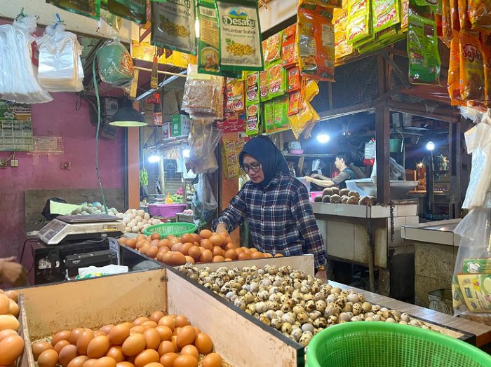 Petugas Satgas Pangan Badan Pangan Nasional (Bapanas) melakukan pemantauan harga komoditas di pasar tradisional, memastikan stabilitas pasokan dan harga di awal Ramadhan 2026.