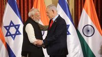 Perdana Menteri Israel Benjamin Netanyahu (kiri) menyambut hangat PM India Narendra Modi (kanan) dengan pelukan erat di Bandara Ben Gurion, Tel Aviv, menandai kunjungan bersejarah pemimpin India pertama ke Israel.