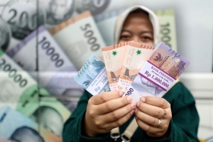 Antrean di depan mesin ATM yang menyediakan pecahan uang kecil, fenomena tahunan jelang hari raya.