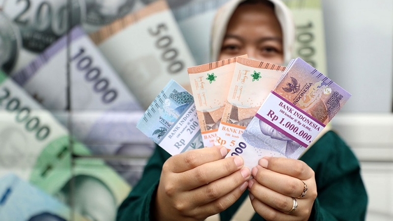 Antrean di depan mesin ATM yang menyediakan pecahan uang kecil, fenomena tahunan jelang hari raya.