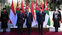 Presiden RI Prabowo Subianto berjabat tangan dengan Raja Yordania Abdullah II ibn Al Hussein di Istana Basman, Amman, dalam kunjungan kenegaraan untuk memperkuat hubungan bilateral.