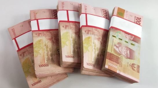 Pergerakan grafik nilai tukar rupiah terhadap dolar AS di layar bursa efek, menunjukkan penguatan mata uang Indonesia.