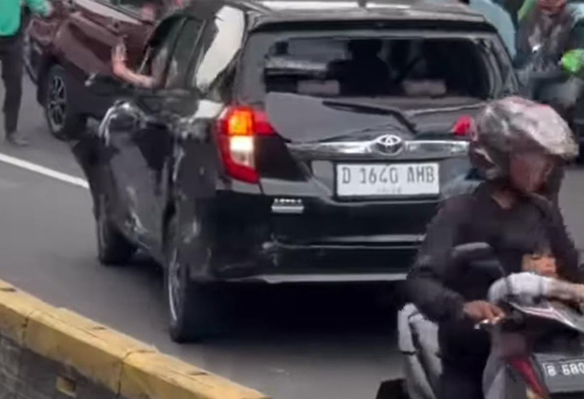 Tersangka Hafiz (ilustrasi) saat diamankan pihak kepolisian terkait kepemilikan senjata tajam dan pelat nomor palsu, setelah sebelumnya viral akibat aksi lawan arus di Jakarta Pusat.