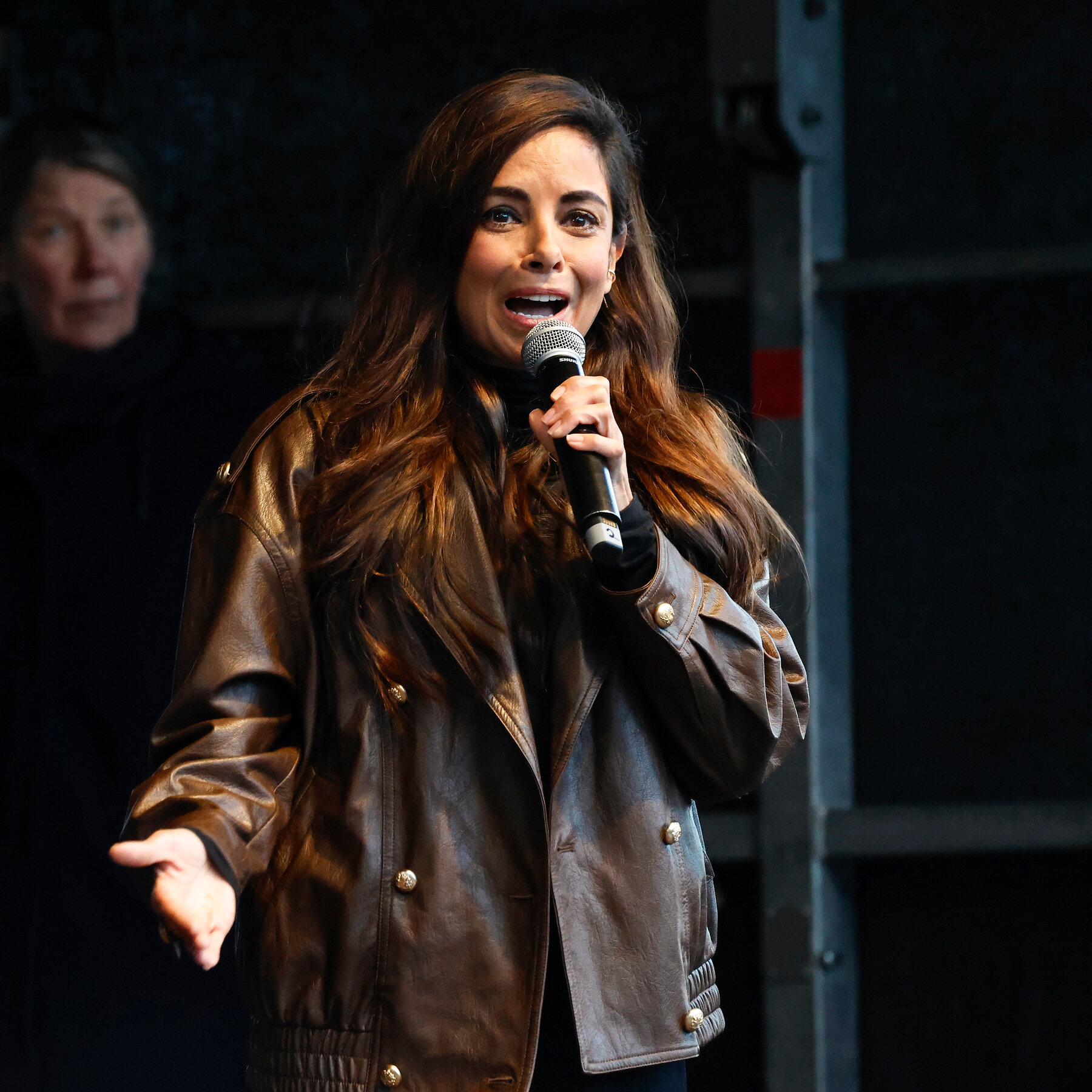 Aktris Collien Fernandes menjadi sorotan setelah menuduh suaminya menyebarkan deepfake dirinya, memicu debat nasional di Jerman.