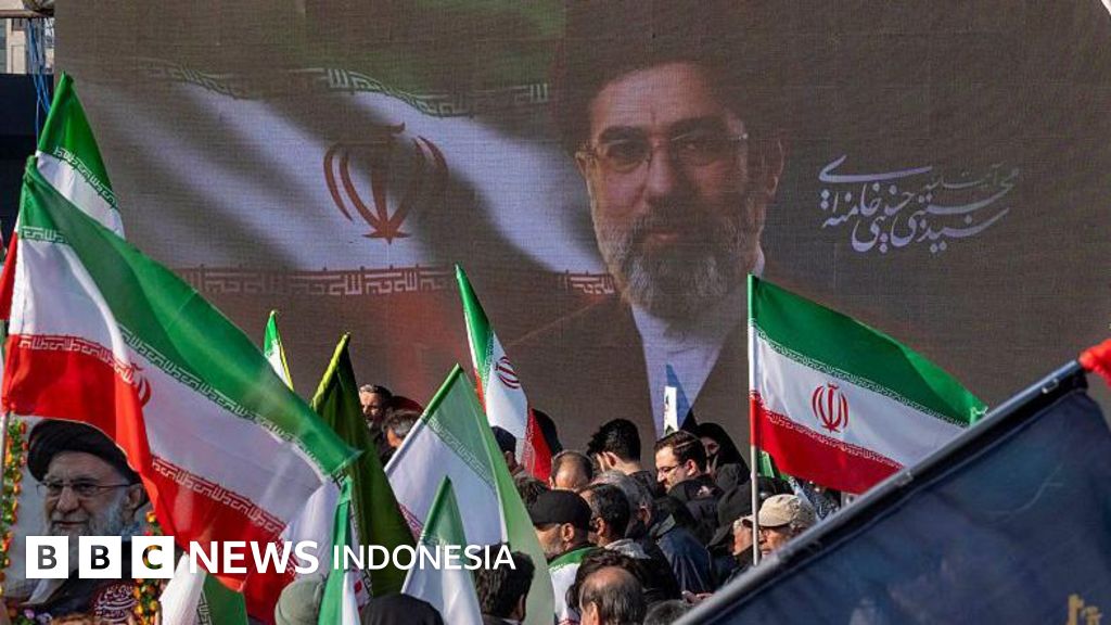 Bendera Iran berkibar di Teheran, melambangkan stabilitas dan resiliensi sistem politik negara itu di tengah berbagai tantangan internal dan eksternal.