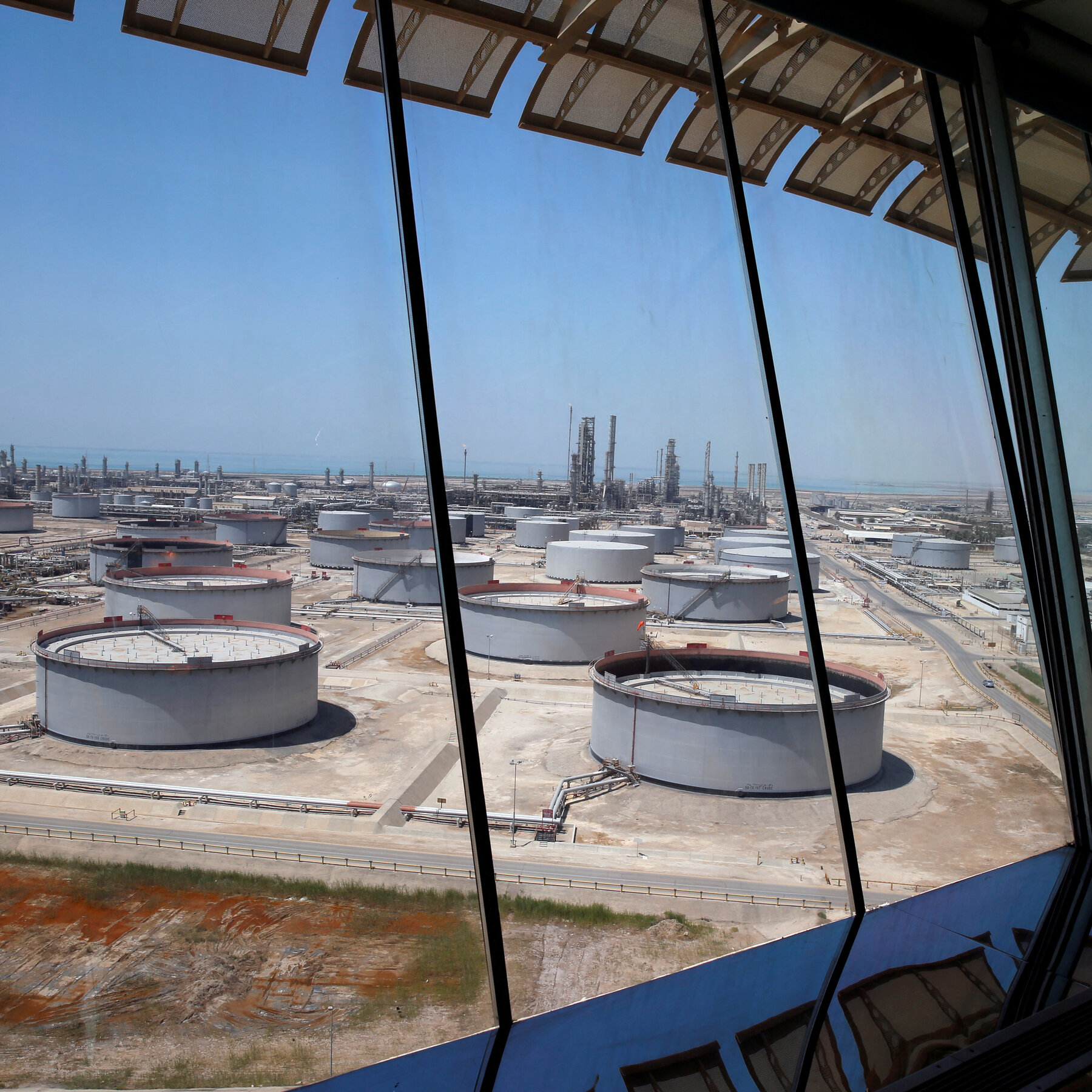 Kilang minyak di Timur Tengah, simbol pasokan energi global yang rentan terhadap ketegangan geopolitik dan keputusan strategis dari kartel seperti OPEC+.