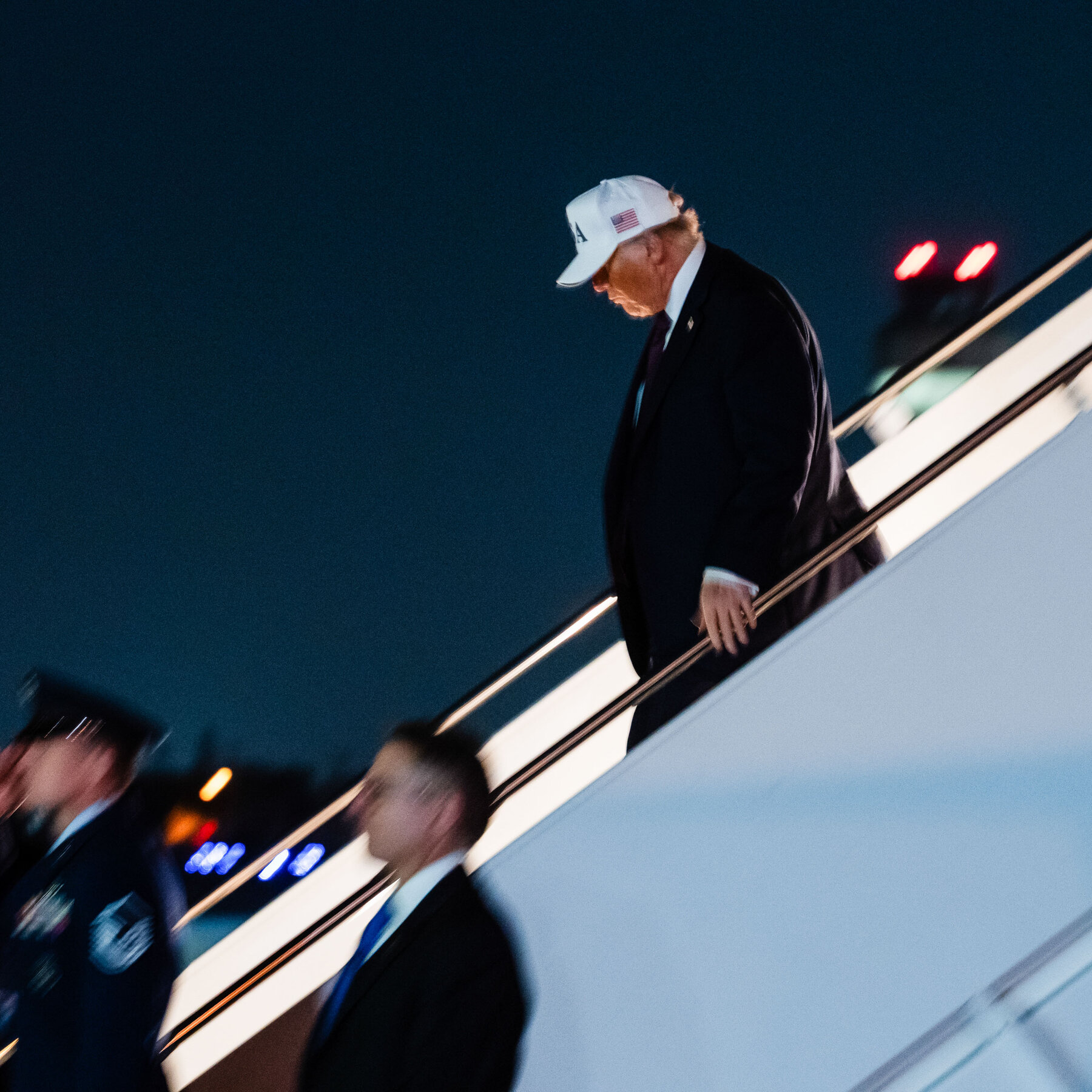 Presiden Donald Trump saat menyampaikan pidato kebijakan luar negeri. Pendekatan pemerintahannya terhadap diplomasi kerap diiringi dengan penggunaan kekuatan militer, memicu perdebatan global.