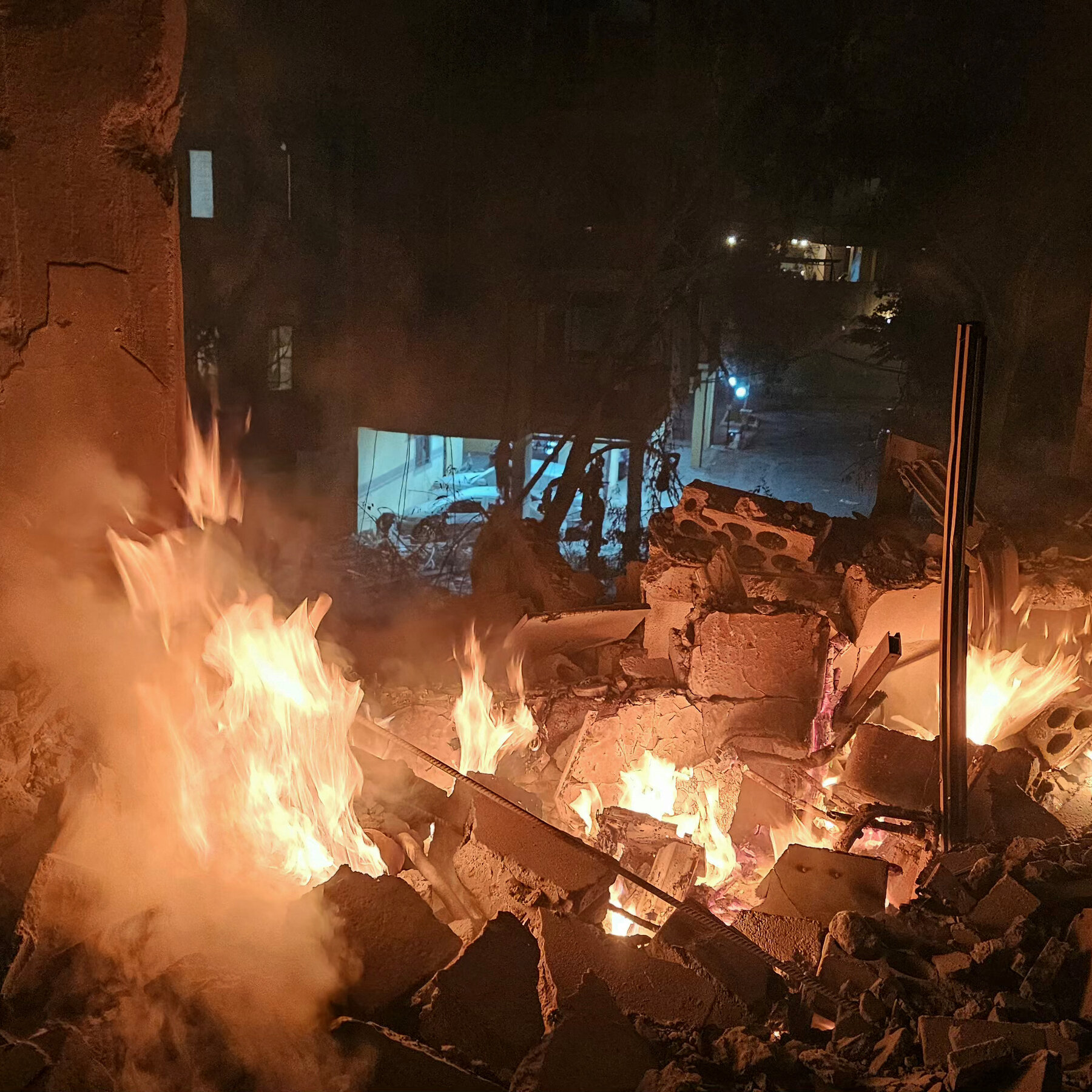 Asap membubung dari wilayah yang diklaim sebagai target serangan Israel di Lebanon selatan, di tengah eskalasi konflik regional yang melibatkan Iran dan kelompok militan Hezbollah yang didukungnya.