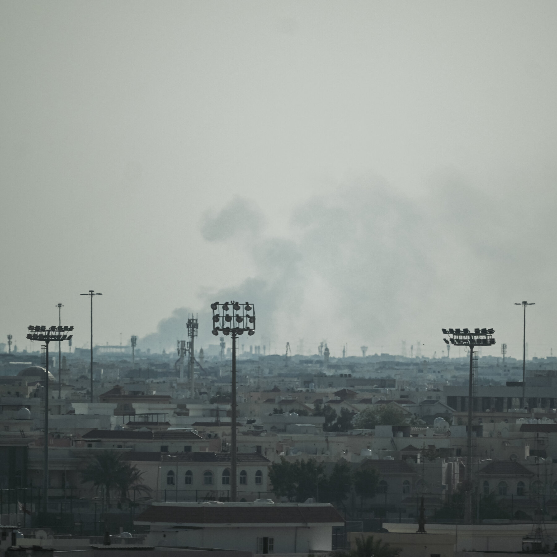 Pesawat tempur di pangkalan udara. Klaim penembakan dua pembom Iran oleh Qatar menandai eskalasi signifikan di Teluk Persia.