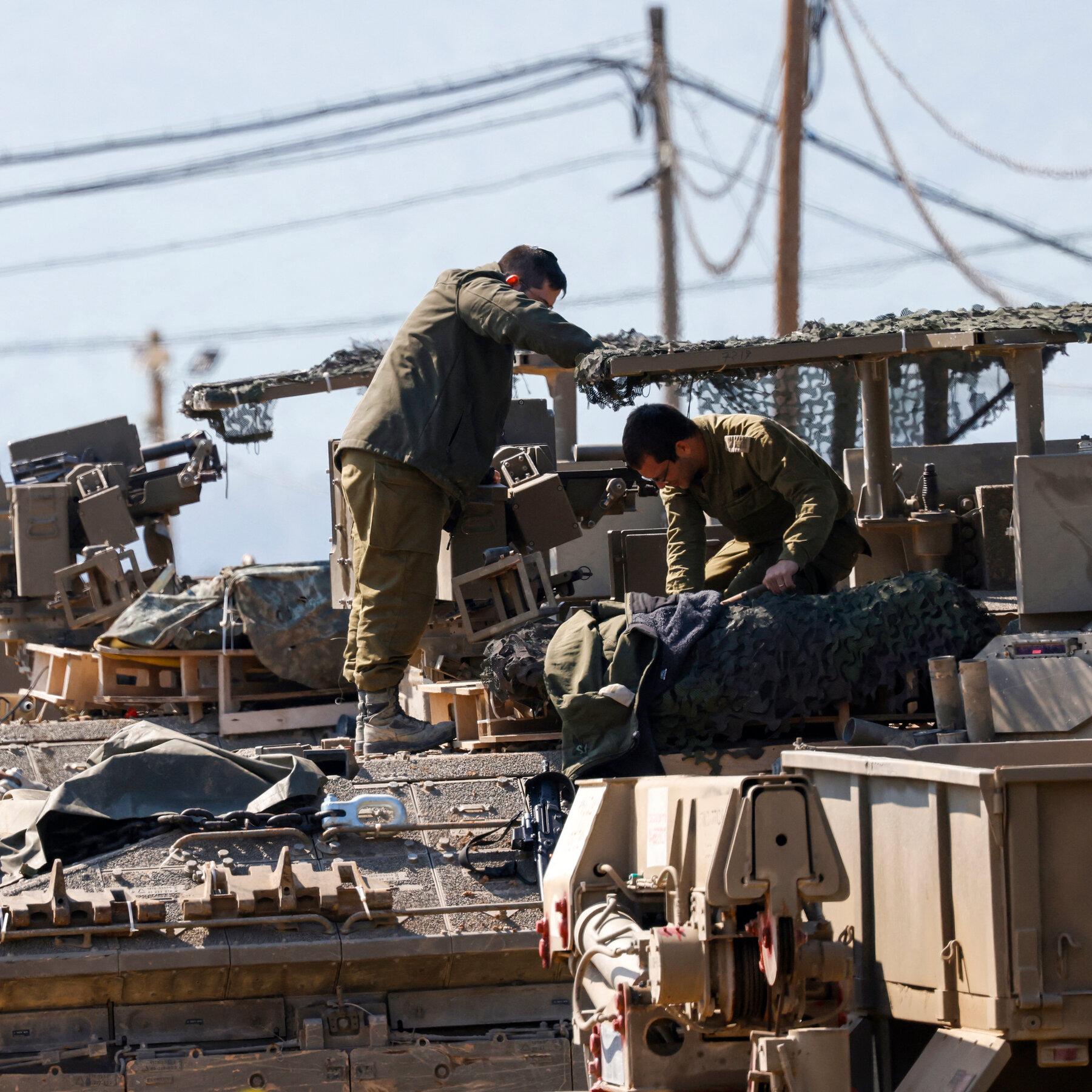 Ilustrasi tentara Israel berpatroli di perbatasan utara dengan Lebanon di tengah eskalasi ketegangan menyusul pengumuman militer Israel tentang pergerakan pasukannya ke wilayah Lebanon.