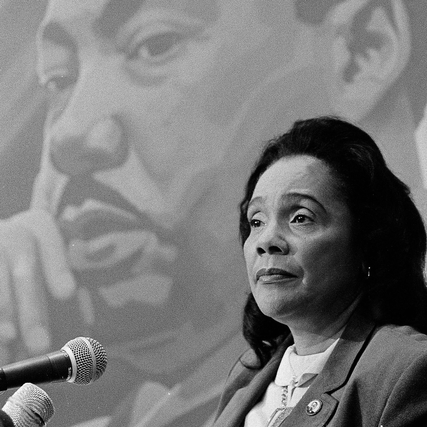 Coretta Scott King, seorang ikon hak sipil dan advokat non-kekerasan, dengan gigih melanjutkan perjuangan untuk keadilan sosial setelah wafatnya suaminya, Dr. Martin Luther King Jr., meninggalkan warisan inspiratif bagi dunia.