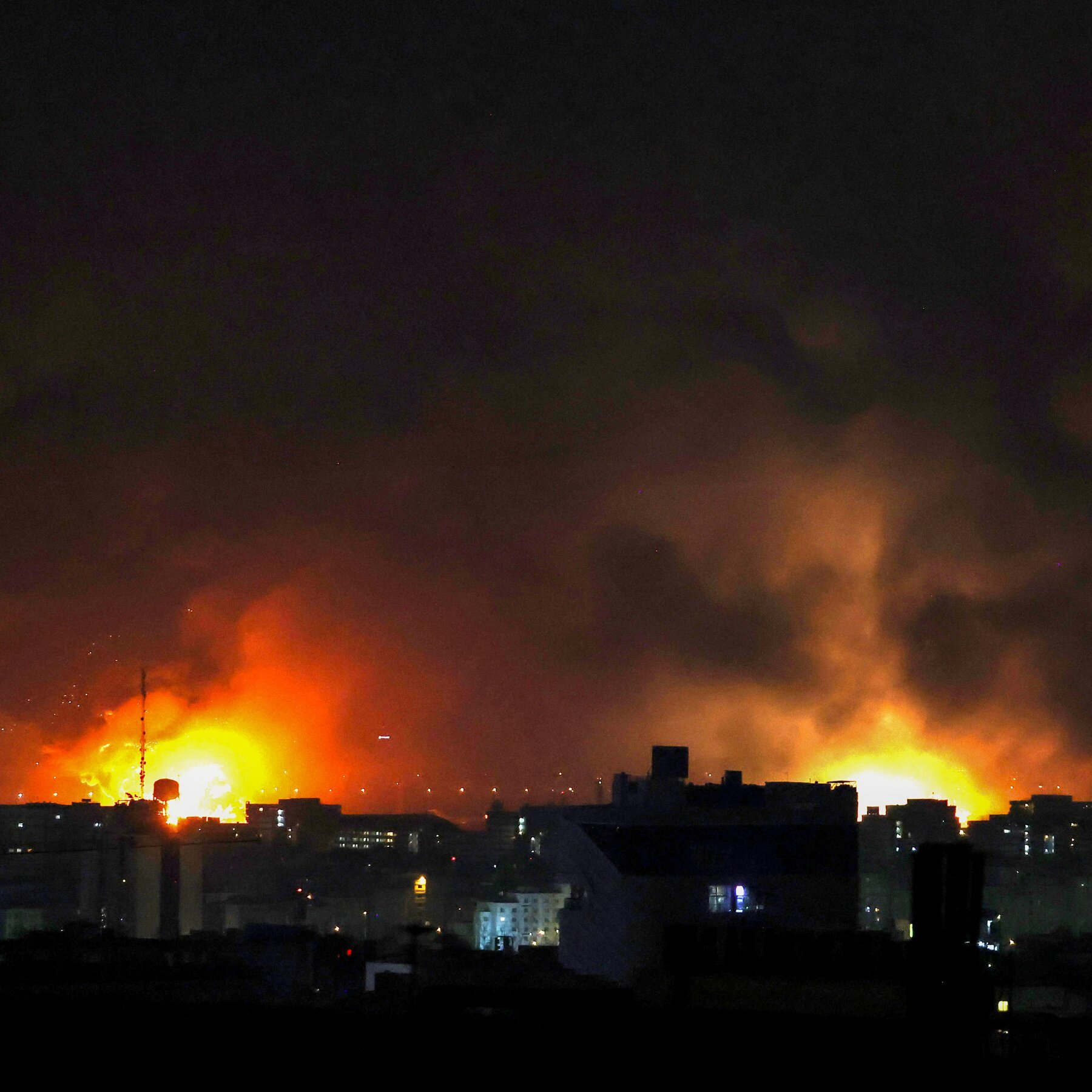 Kepulan asap membumbung tinggi di atas Tehran setelah gelombang serangan udara Israel menghantam ibu kota Iran pada Sabtu dini hari, memicu kekhawatiran akan eskalasi konflik regional.