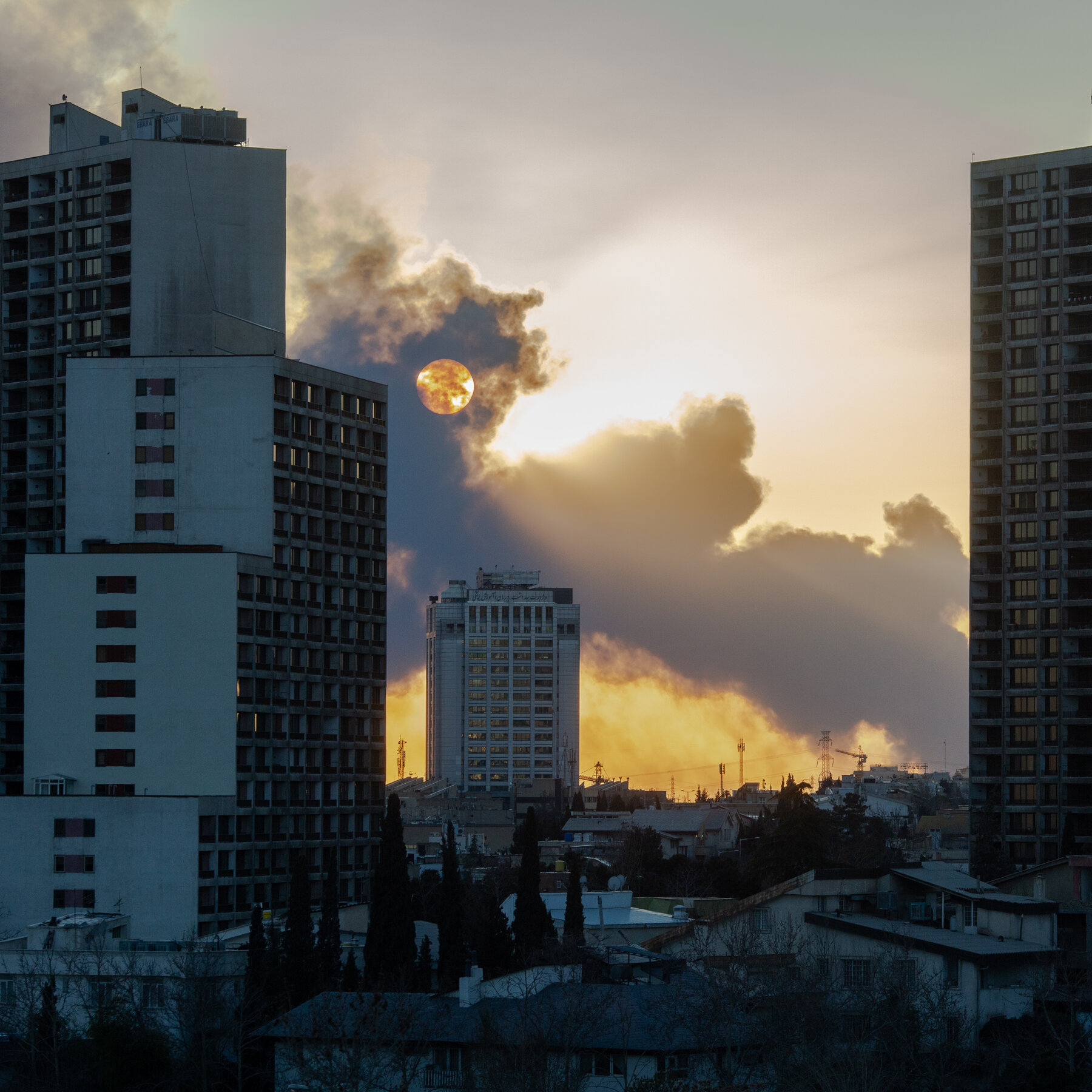 Pesawat tempur di pangkalan udara, menyiratkan operasi militer yang sedang berlangsung di kawasan Timur Tengah di tengah ketegangan geopolitik antara AS, Israel, dan Iran.