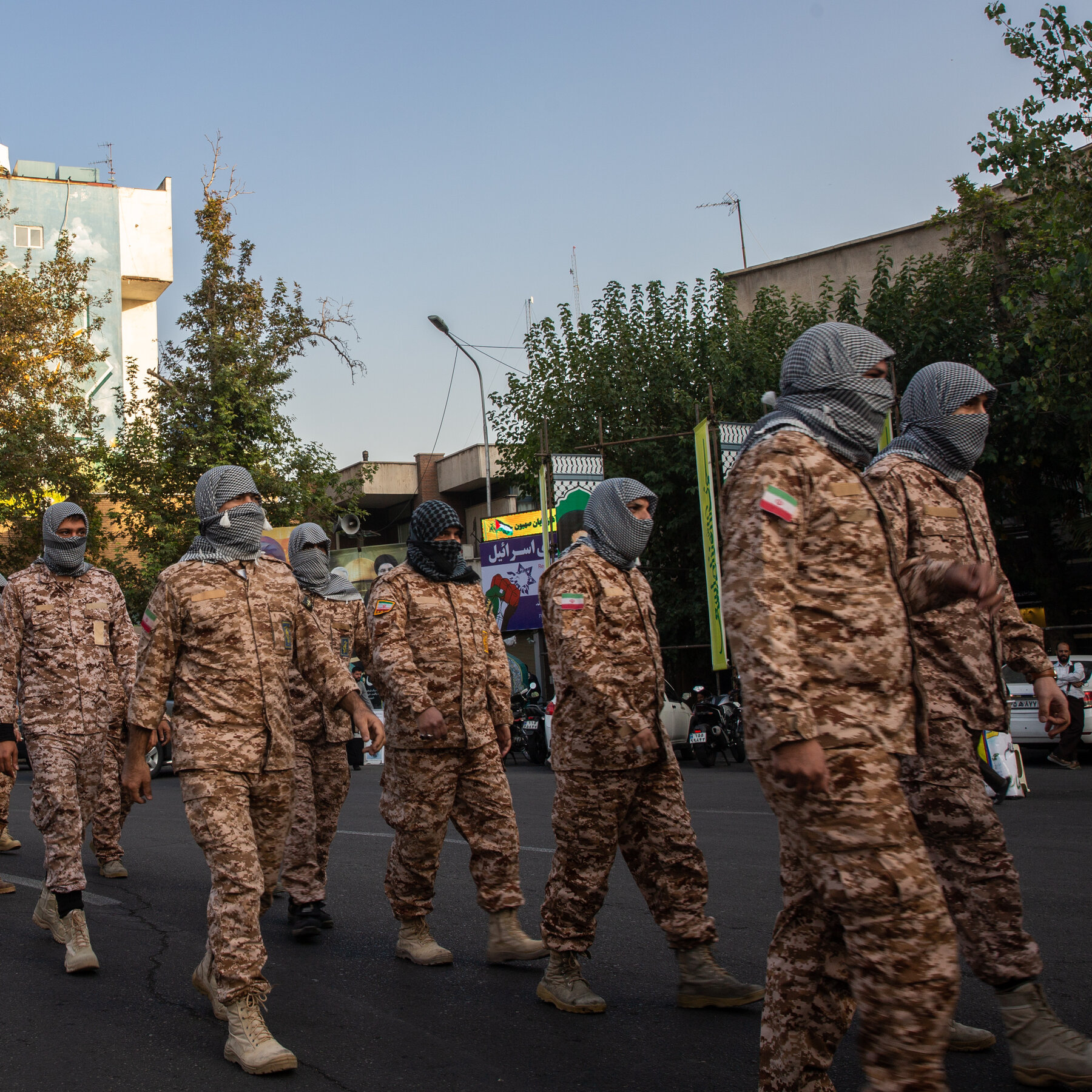 Pasukan Pengawal Revolusi Iran (IRGC) dalam parade militer, menunjukkan kekuatan militer yang menjadi tulang punggung pertahanan dan pengaruh politik negara.