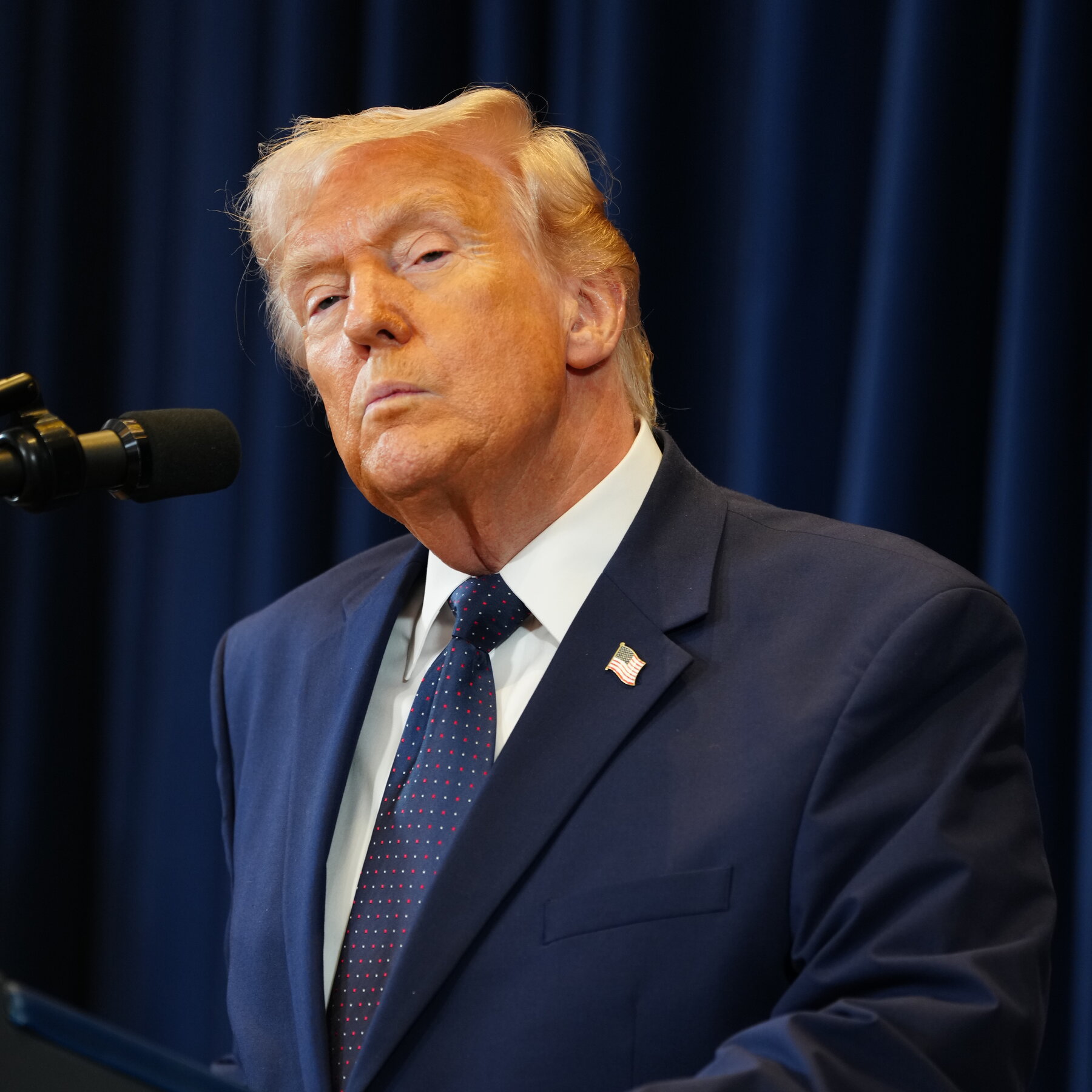 Mantan Presiden AS Donald Trump saat menyampaikan pidato. Klaimnya tentang Iran menggunakan rudal Tomahawk menimbulkan banyak pertanyaan dan keraguan.