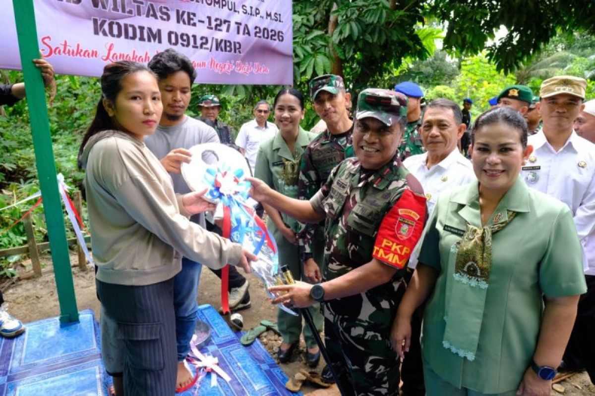 Personel TNI bersama warga bergotong-royong merampungkan pembangunan jalan akses pertanian sepanjang 3.500 meter dalam program TMMD Ke-127 di Kutai Barat.