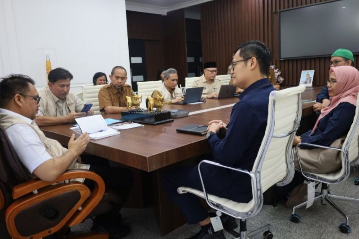 Petugas BPOM sedang melakukan pengawasan keamanan pangan di salah satu pasar tradisional.