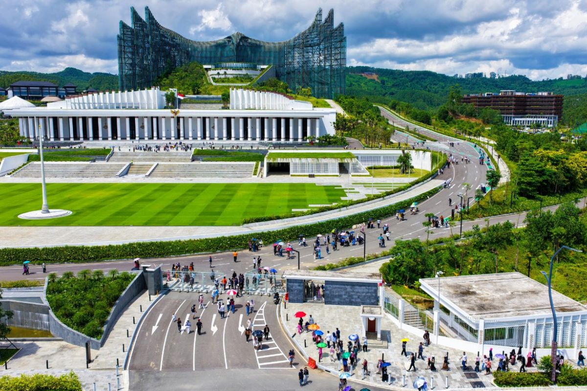 Sejumlah pramuwisata Otorita Ibu Kota Nusantara (OIKN) bersiap memandu pengunjung di Kawasan Inti Pusat Pemerintahan (KIPP) IKN. Mereka akan melayani wisatawan selama libur Lebaran 2026, memperkenalkan destinasi dan visi pembangunan Ibu Kota Baru.