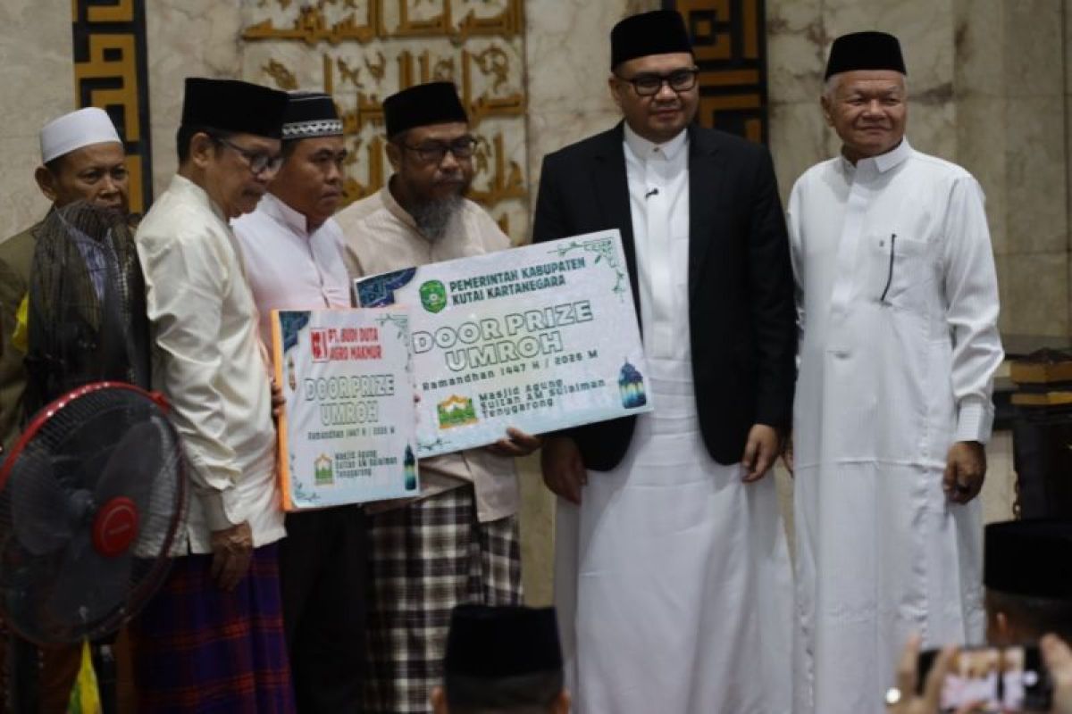 Bupati Kutai Kartanegara Aulia Rahman Basri menyerahkan hadiah undian umrah kepada salah satu jemaah beruntung usai Shalat Idul Fitri di Masjid Agung Sultan Sulaiman, Tenggarong.