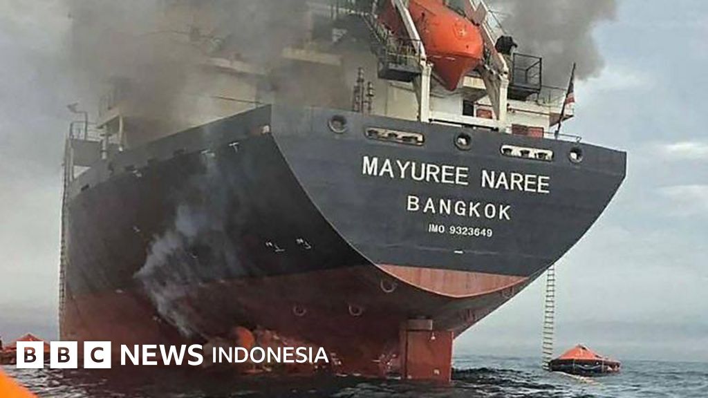 Kapal tanker melintasi Selat Hormuz, jalur vital bagi pasokan minyak global, di tengah meningkatnya ketegangan geopolitik dan ancaman serangan.