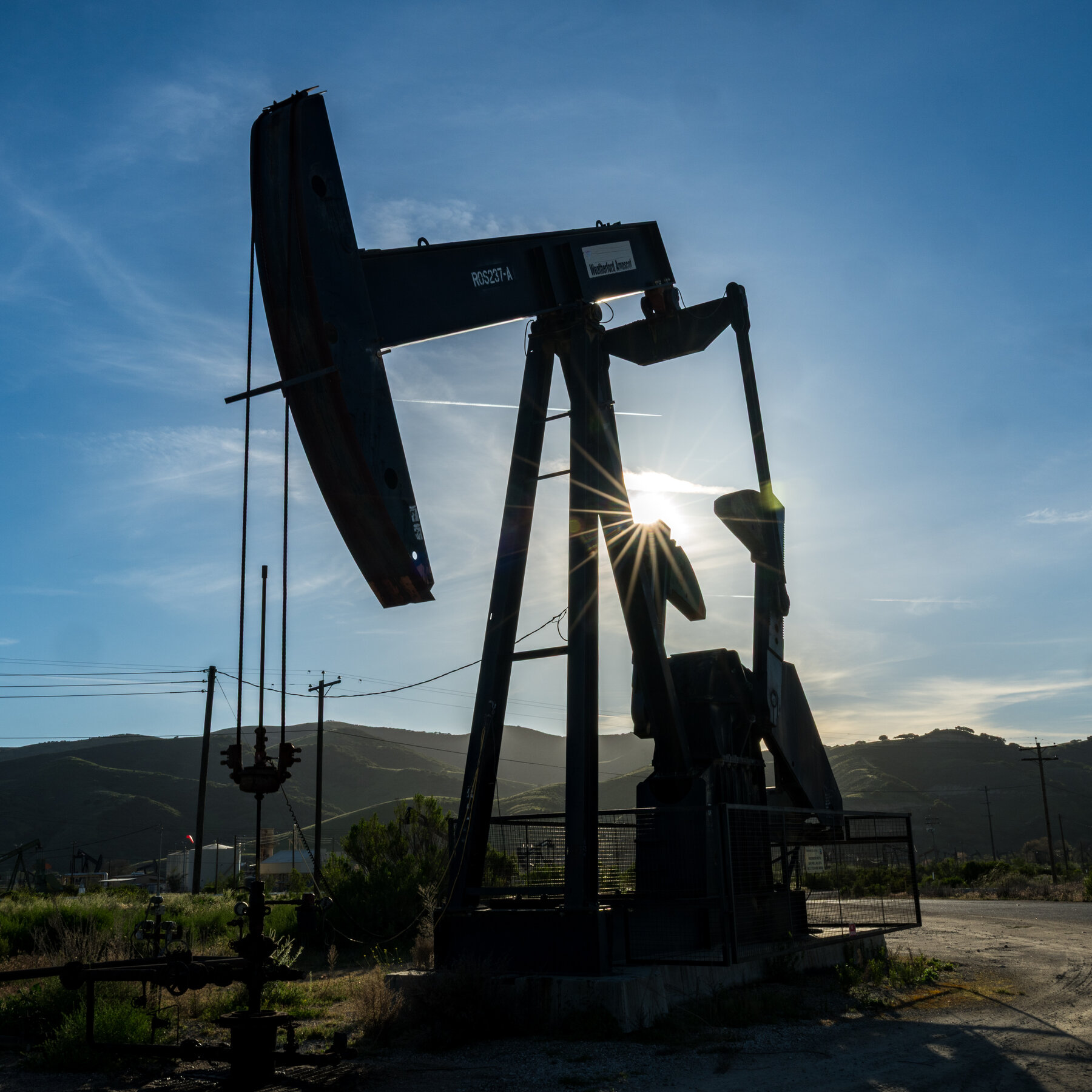 Investor memantau pergerakan harga komoditas dan indeks saham di tengah ketidakpastian geopolitik yang meningkat.