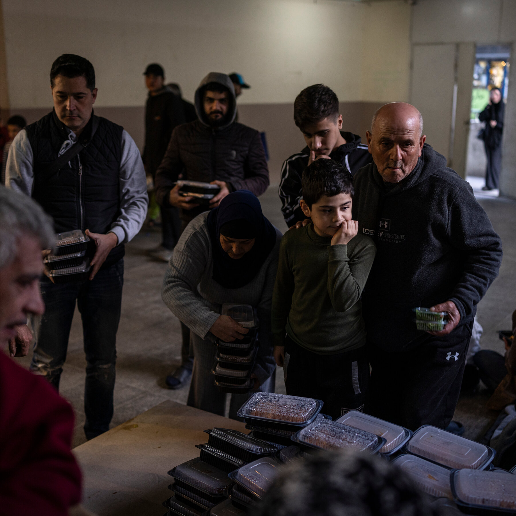 Warga berupaya mendapatkan pasokan makanan di tengah kondisi kelangkaan dan kenaikan harga yang melanda sejumlah wilayah di Timur Tengah akibat konflik berkepanjangan.