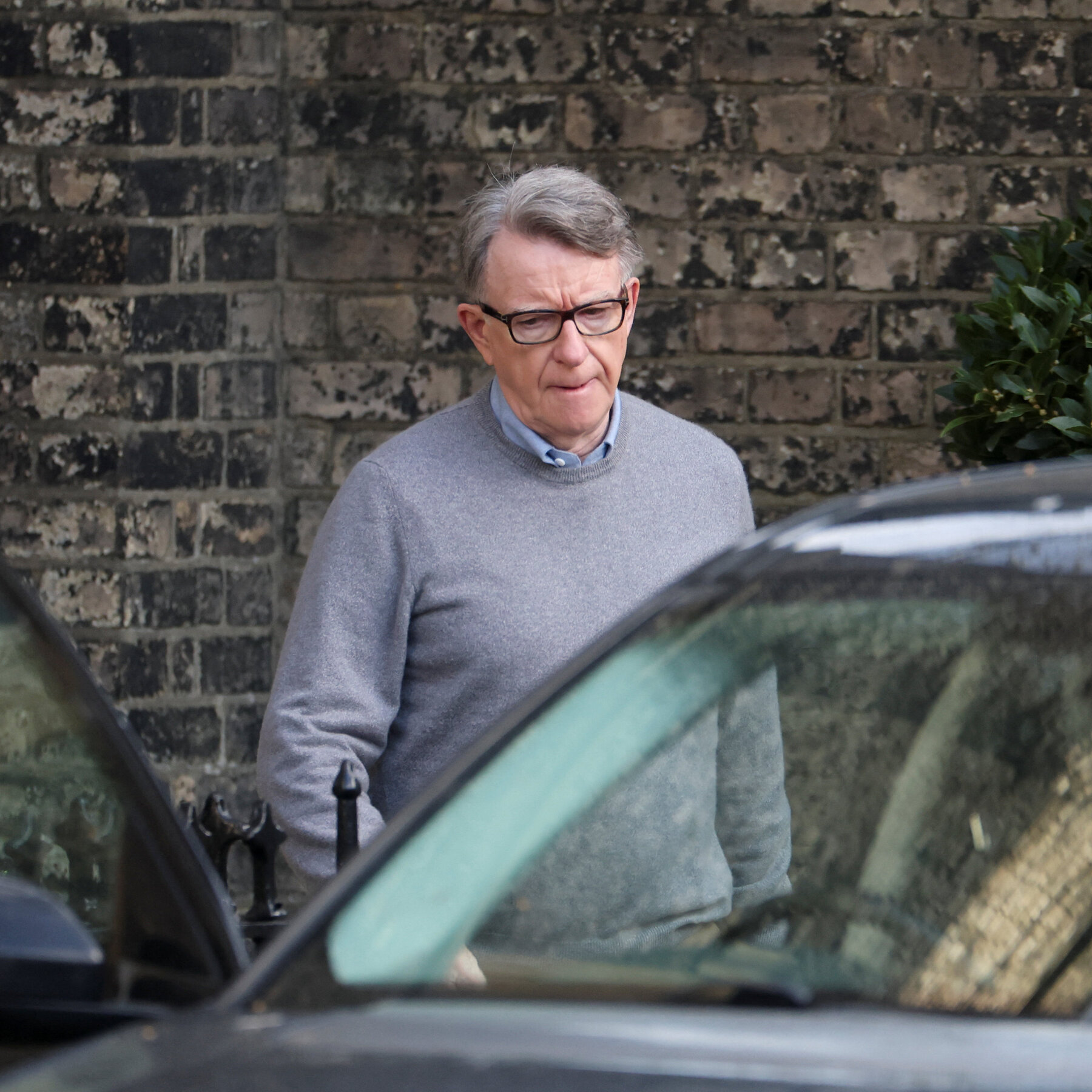 Keir Starmer (kiri) saat menerima peringatan mengenai Peter Mandelson (kanan) sebelum penunjukan sebagai Duta Besar AS, menimbulkan pertanyaan etika.