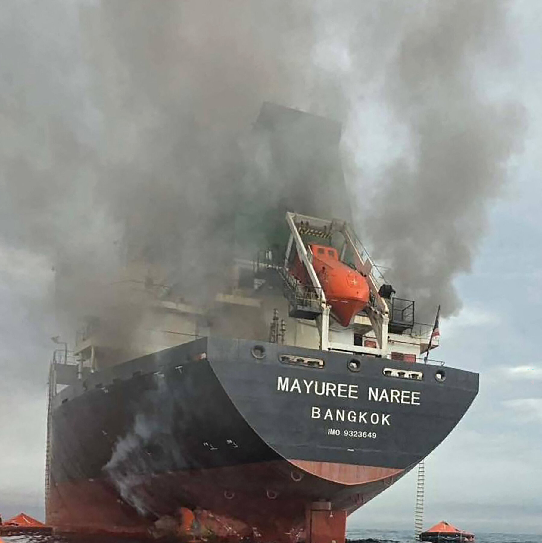 Kapal tanker melintasi Selat Hormuz, jalur vital pengiriman seperlima minyak dunia, yang kini menghadapi ancaman serius di tengah meluasnya konflik di Timur Tengah.